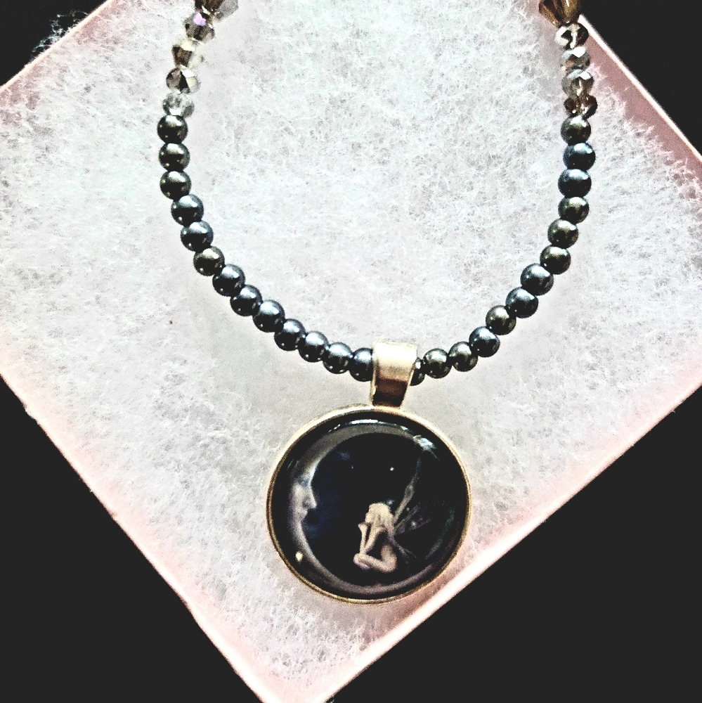 ESTATE FIND VINTAGE FAIRY CABECHON PENDANT ON A SWAROVSKI BEADED 1SIZE BRACELET